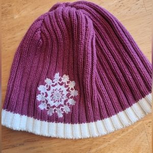 Kid's burgundy knit beanie with snowflake